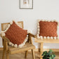 Oreiller en peluche avec motifs vagues et pompons beiges