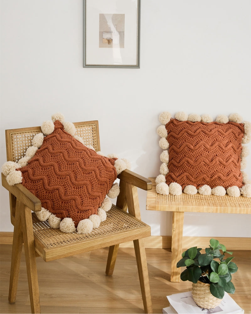 Oreiller en peluche avec motifs vagues et pompons beiges