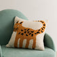 Oreiller Pilou Pilou sur lit, motif animalier