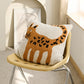 Oreiller motif tigre sur canapé vert d'eau
