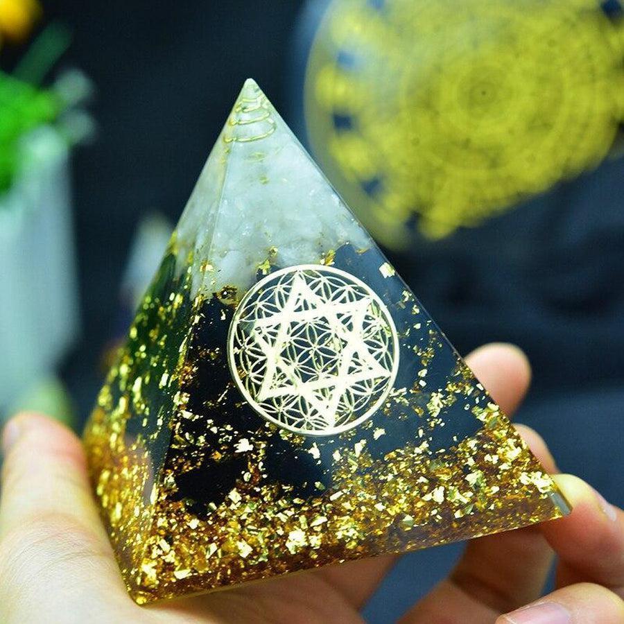 Pyramide d'orgonite obsidienne avec étoile de David gravée