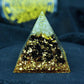Vue rapprochée des éclats d'obsidienne et feuilles d'or