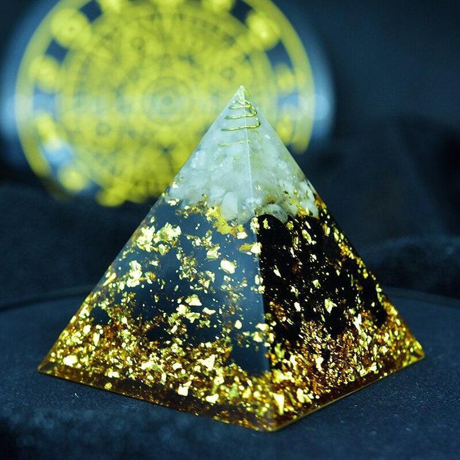 Pyramide en résine avec cuivre et cristal blanc intégrés