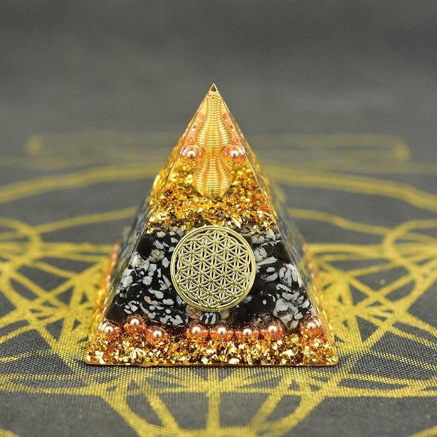 Pyramide orgonite avec obsidienne et feuille d'or en gros plan