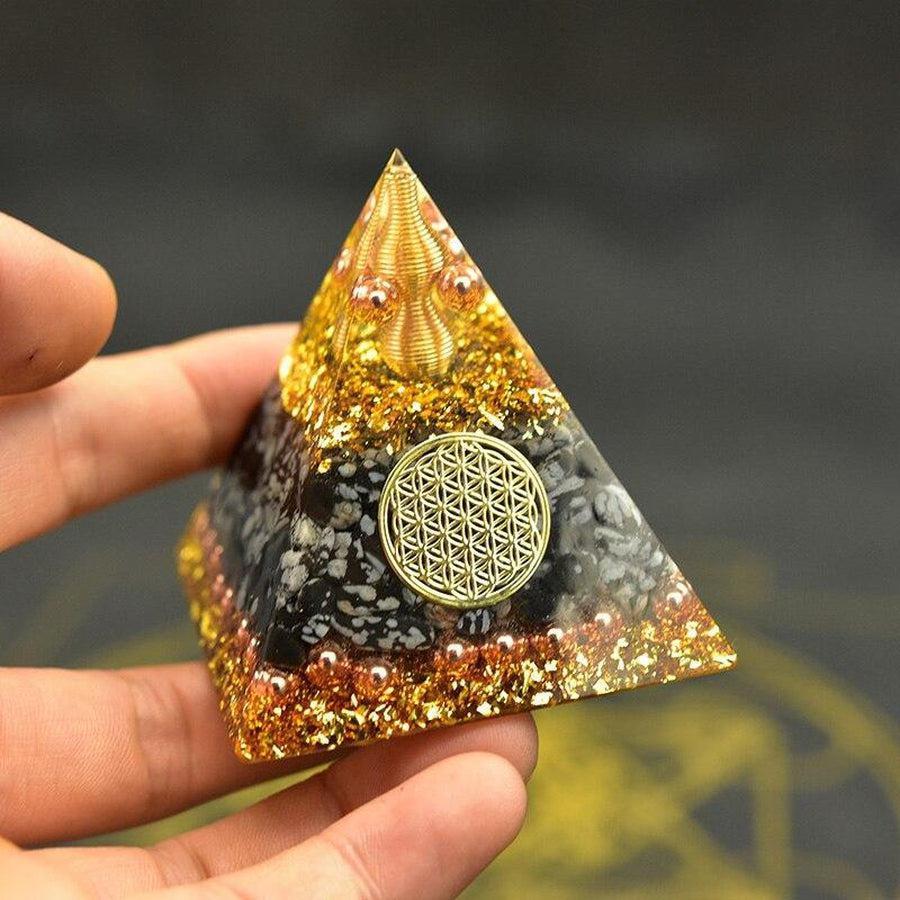 Pyramide orgonite sur fond neutre, montrant sa base