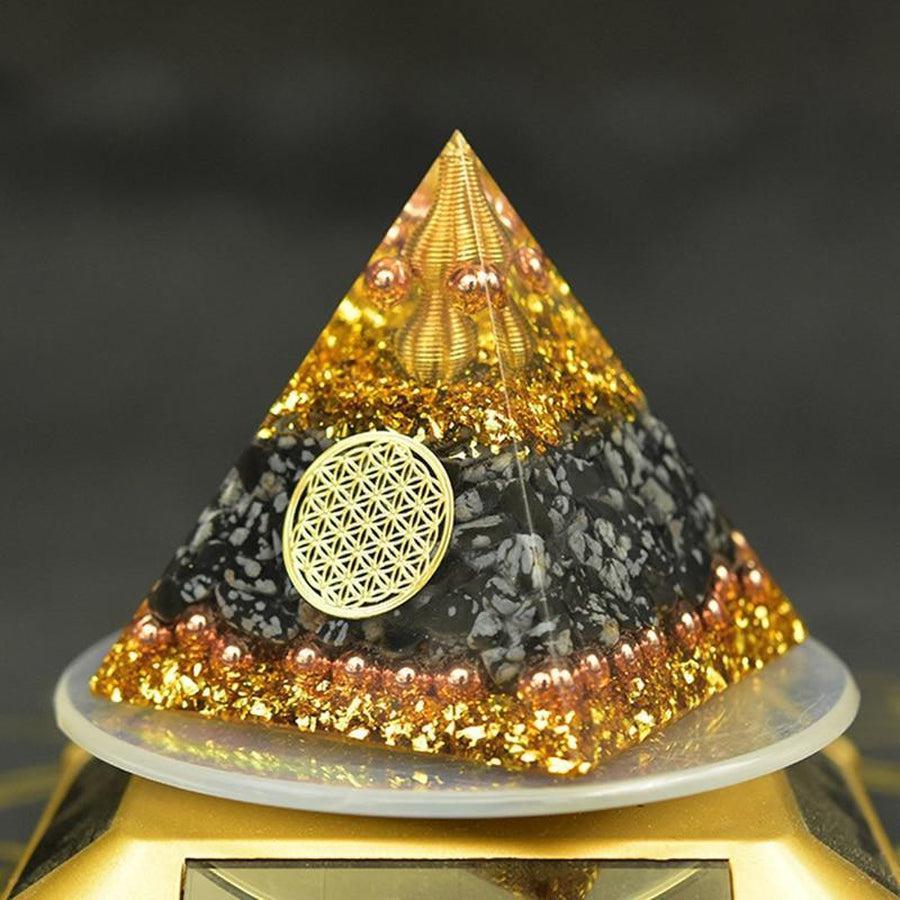Pyramide orgonite entière, mettant en valeur ses matériaux