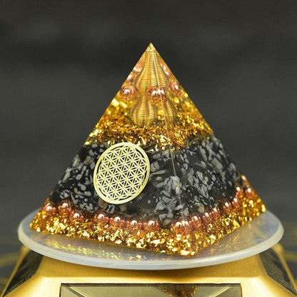 Pyramide orgonite entière, mettant en valeur ses matériaux