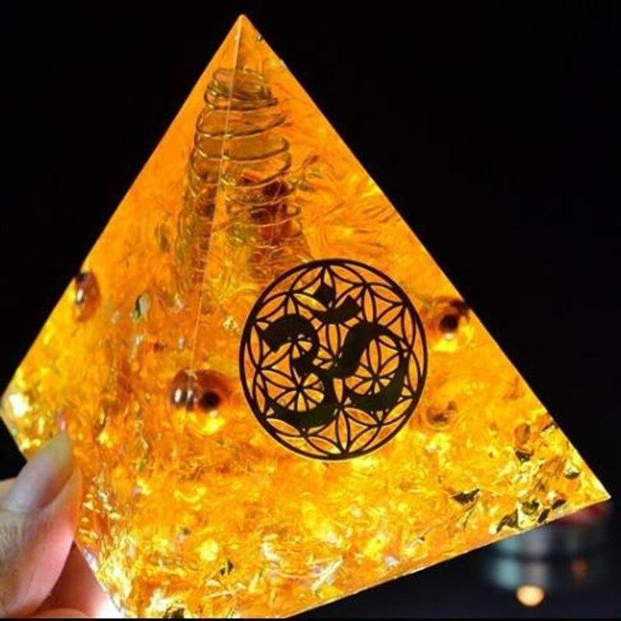 Vue de côté d'une pyramide orgonite citrine et cuivre