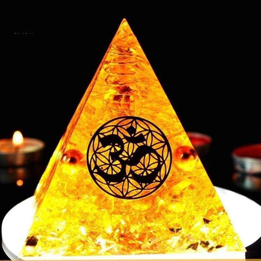 Gros plan sur les éclats de citrine dans la pyramide