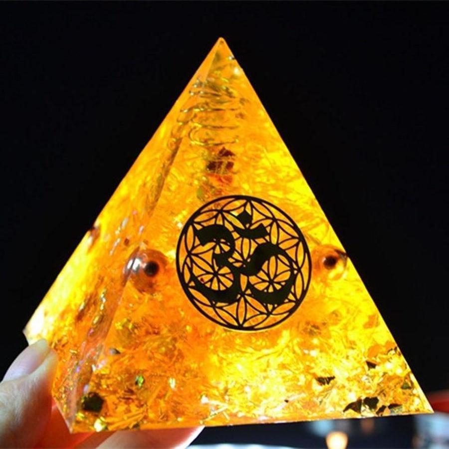 Pyramide énergétique avec détails de résine et cuivre