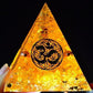 Symbole OM sur une face de la pyramide orgonite