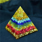 Pyramide orgonite montrant les sept couleurs des chakras