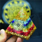 Vue latérale de la pyramide orgonite sur fond neutre