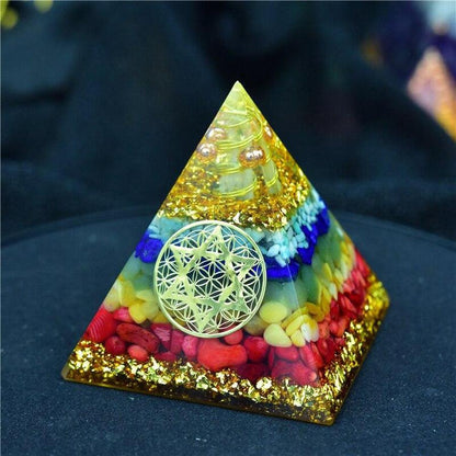 Pyramide énergétique avec cristaux et médaillon doré