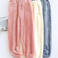 Pantalon de pyjama crème en flanelle sur fond neutre
