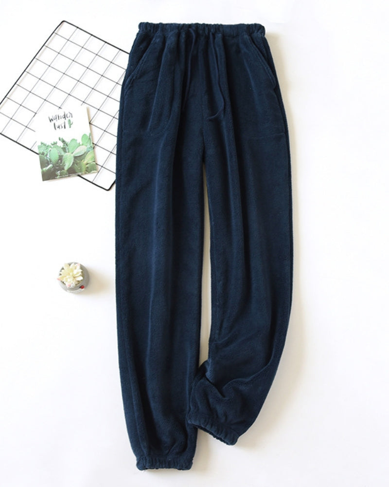 Vue de profil d'un pantalon pyjama en pilou bleu clair