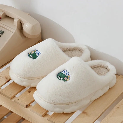 Pantoufles dinosaure grises en Pilou Pilou sur fond blanc