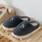 Pantoufles dinosaure blanches en Pilou Pilou sur fond gris