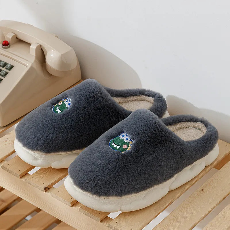 Pantoufles dinosaure blanches en Pilou Pilou sur fond gris