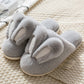 Pantoufles gris clair avec oreilles de lapin et semelle antidérapante