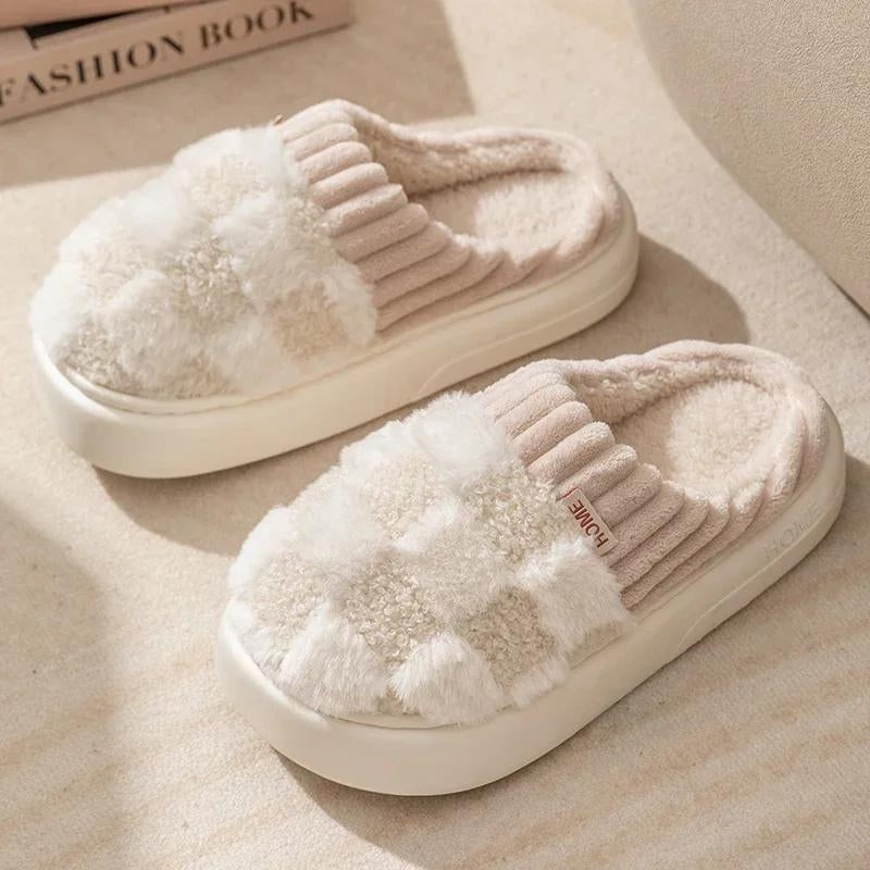 Pantoufles beige à carreaux en moumoute sur fond blanc