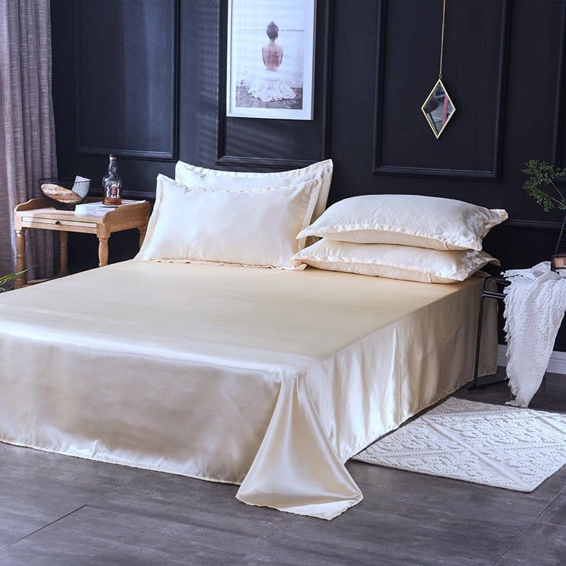 Parure de lit beige clair en satin polyester sur un lit