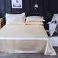 Zoom sur la texture satinée de la housse de couette beige