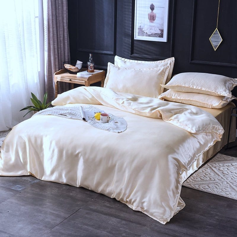 Détail du drap de lit beige clair en polyester satiné