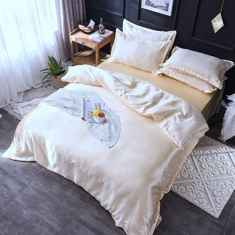 Ensemble complet de literie beige clair sur un lit