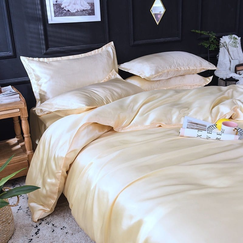 Texture douce et lisse du satin polyester beige