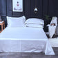 Vue rapprochée du tissu satiné blanc de la parure de lit
