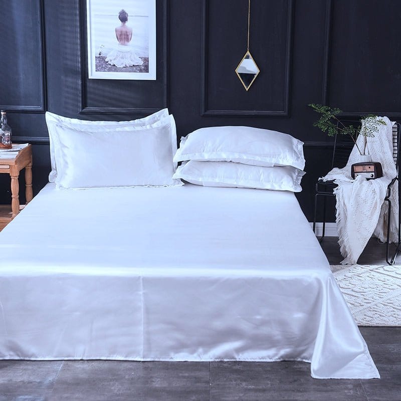 Vue rapprochée du tissu satiné blanc de la parure de lit