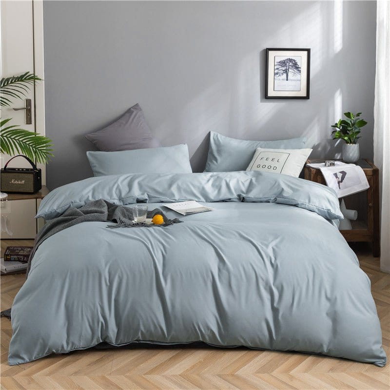 Lit élégant avec draps bleu ciel et décoration minimaliste