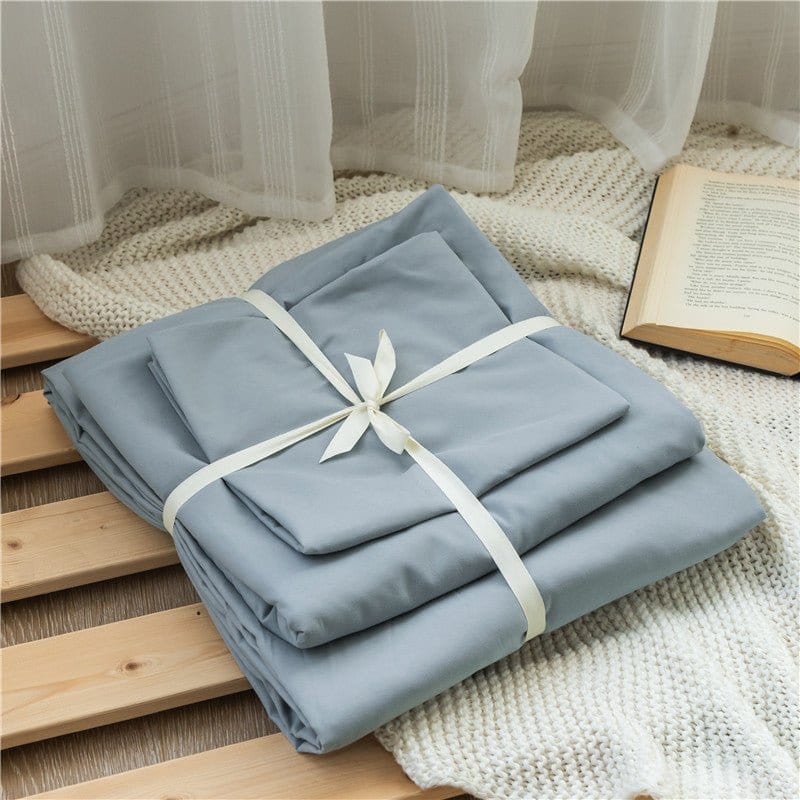 Vue d'ensemble d'un lit avec draps bleu ciel et taies assorties