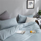 Ensemble de draps bleu ciel dans une chambre moderne et lumineuse