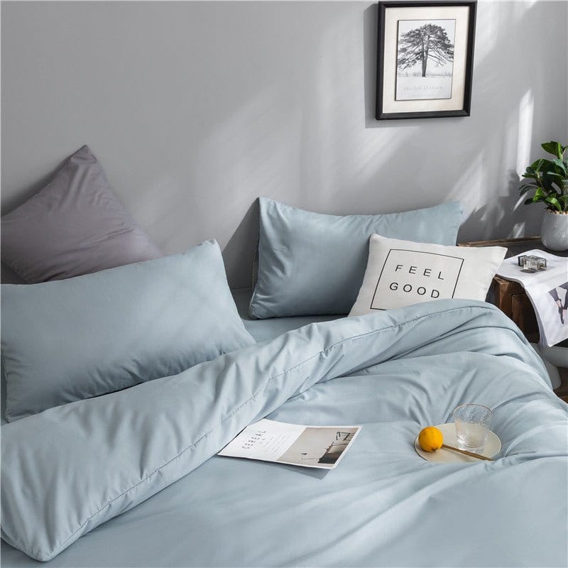 Ensemble de draps bleu ciel dans une chambre moderne et lumineuse