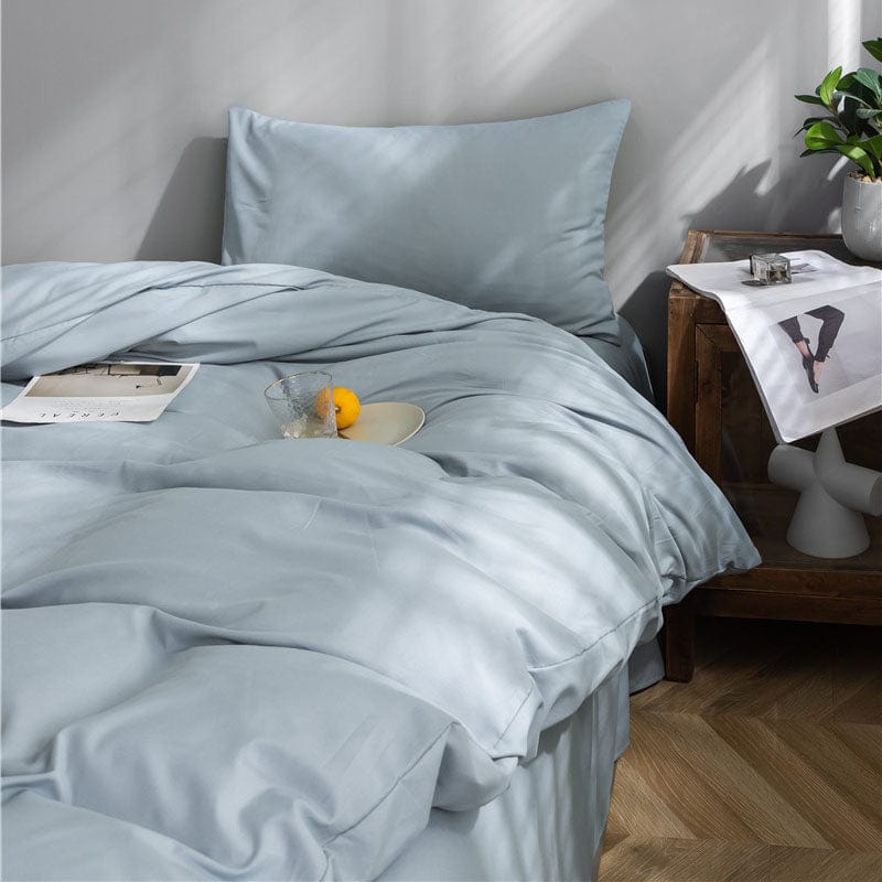 Lit fait avec un ensemble de draps bleu ciel, vue latérale