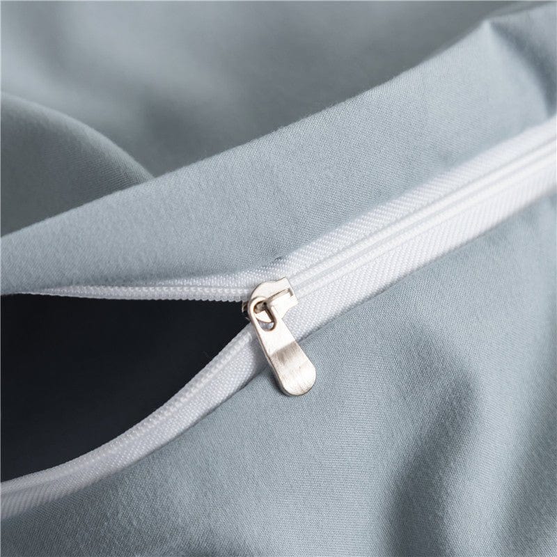 Chambre à coucher avec ensemble de draps bleu ciel bien coordonné