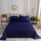 Détail du tissu satiné bleu foncé, texture douce