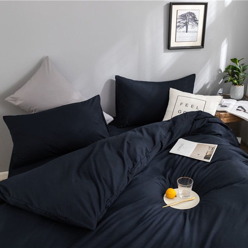Housse de couette bleu marine étalée sur un lit