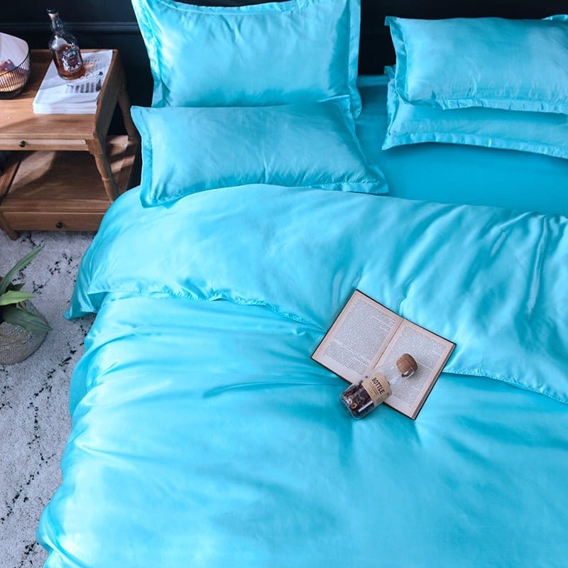 Chambre décorée avec une parure de lit bleu turquoise chic