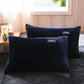 Parure de lit en velours bleu marine sur un lit