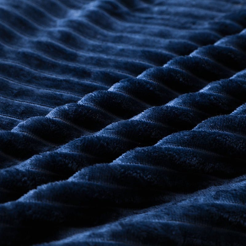 Drap-housse en velours bleu marine bien ajusté