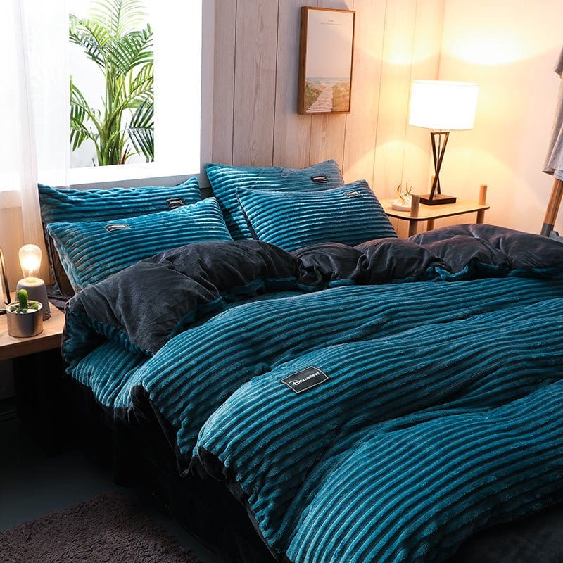 Taies d'oreiller assorties en velours bleu sur un lit