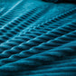 Détail du drap-housse en velours bleu turquoise
