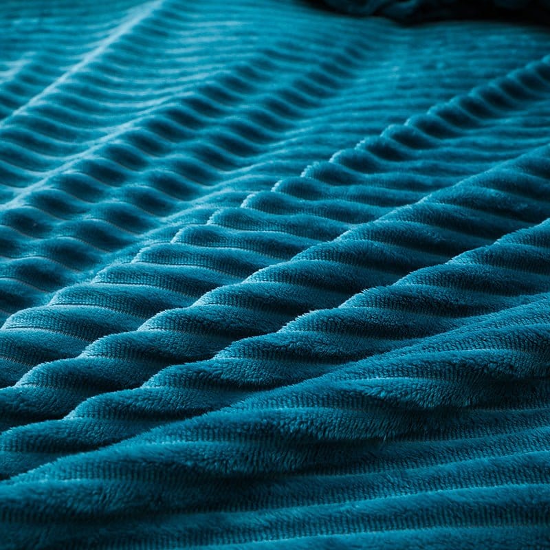 Détail du drap-housse en velours bleu turquoise