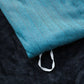Velours bleu turquoise en gros plan, texture visible
