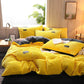 Zoom sur les coins du drap-housse en velours jaune