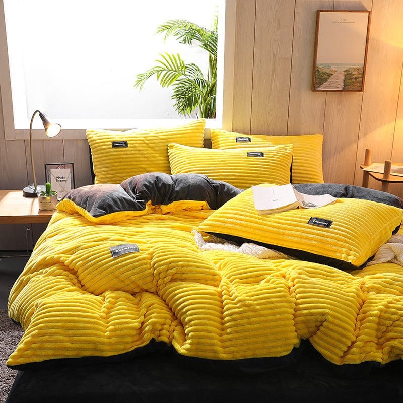 Zoom sur les coins du drap-housse en velours jaune