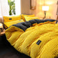 Housse de couette en velours jaune sur un lit moderne